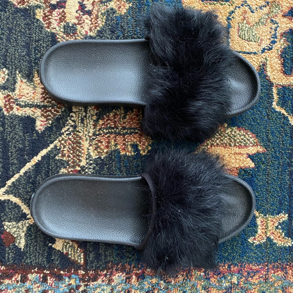 UGG women’s fuzzy slipper NWT